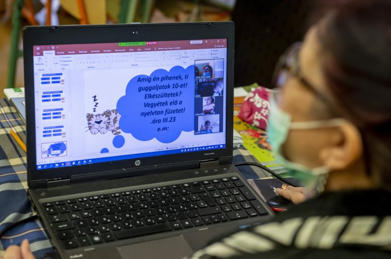 Internethozzáférés biztosítására és laptopokra utalt ki pénzt a kormány az online oktatáshoz