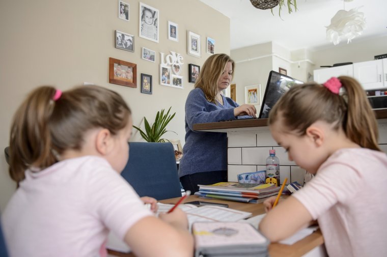 Megyei szinten dönthetik el, hány fizetett szabadnap jár az otthon tanuló gyerekre vigyázó szülőnek