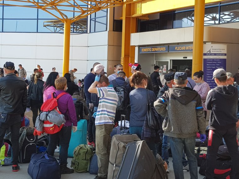 Ügyészség: „nem szegték meg a karanténra vonatkozó szabályokat” a kolozsvári reptéren gyülekező spárgaszedők