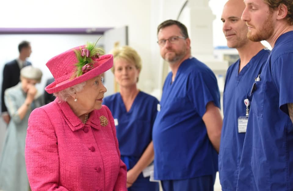 „Együttes erővel és elszántsággal legyőzzük a járványt” – üzente alattvalóinak a brit királynő