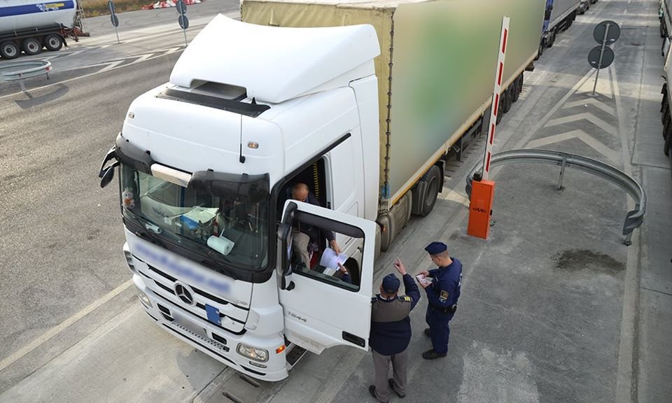 Lázadoznak a román kamionosok ellen a magyar fuvarozók