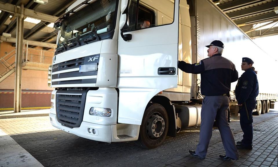 Éjszakára felfüggesztik az ünnepi magyarországi kamionstopot