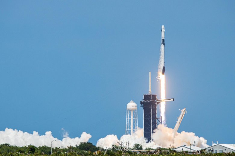 Felszállt a SpaceX űrhajó két emberrel a fedélzetén a floridai űrállomásról