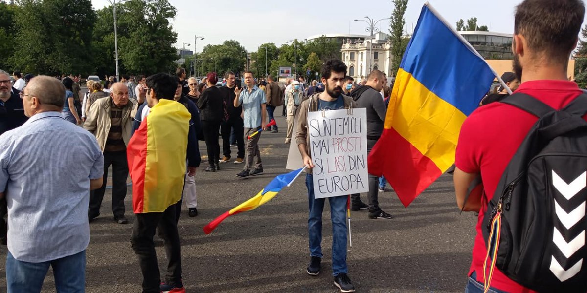 Maszk és távolságtartás nélkül tüntetnek néhány százan Bukarestben a kormány és a kötelező védőoltás ellen