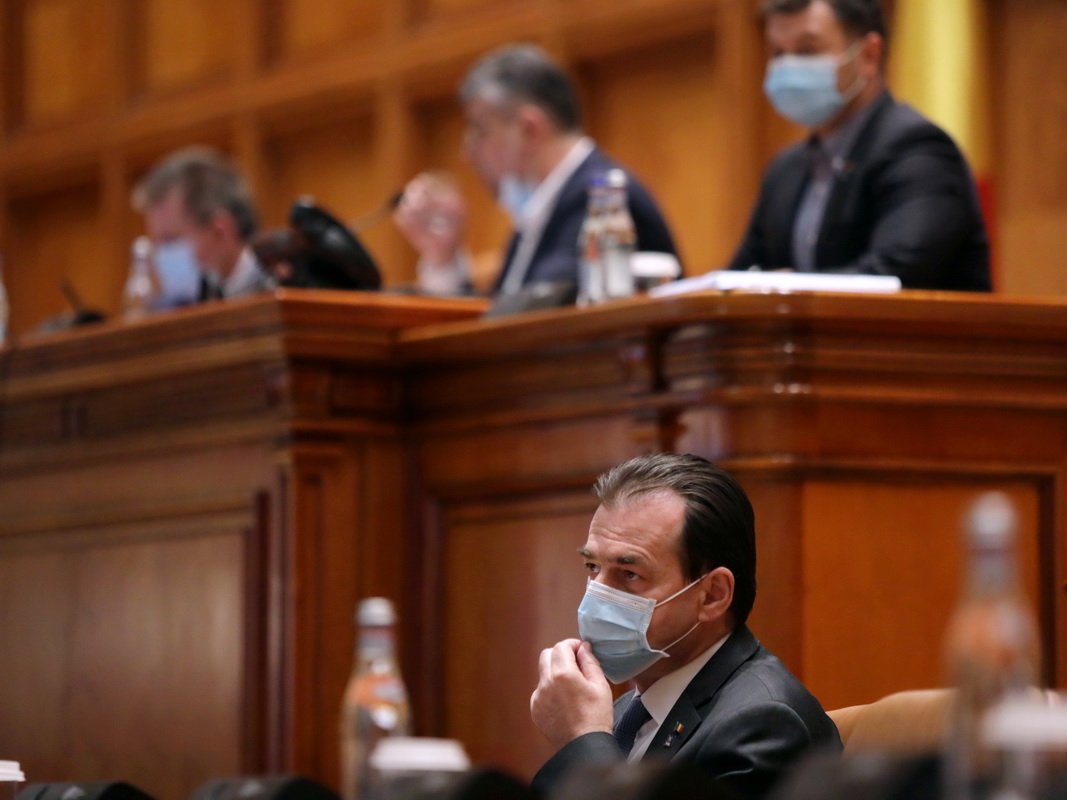 Orban a parlamentben: beruházásokkal mentené a bajba jutott román gazdaságot a kormány