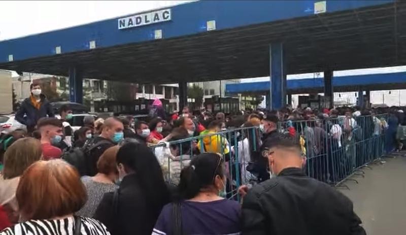 Káosz a magyar–román határon, ezrével torlódnak fel a szükségállapot feloldása miatt hazatérők