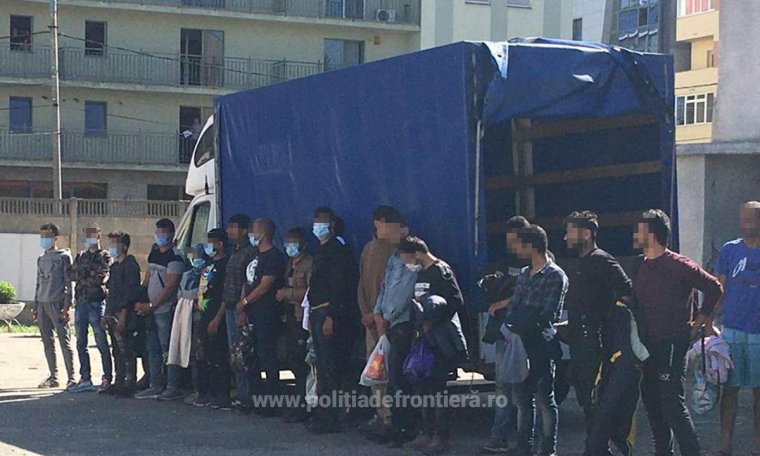 Teherautókban rejtőző illegális bevándorlókat fogtak el a román-magyar határon