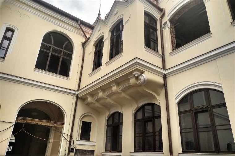 Szépül a kiégett püspöki palota: augusztusra elkészülnek a külső munkálatokkal Nagyváradon