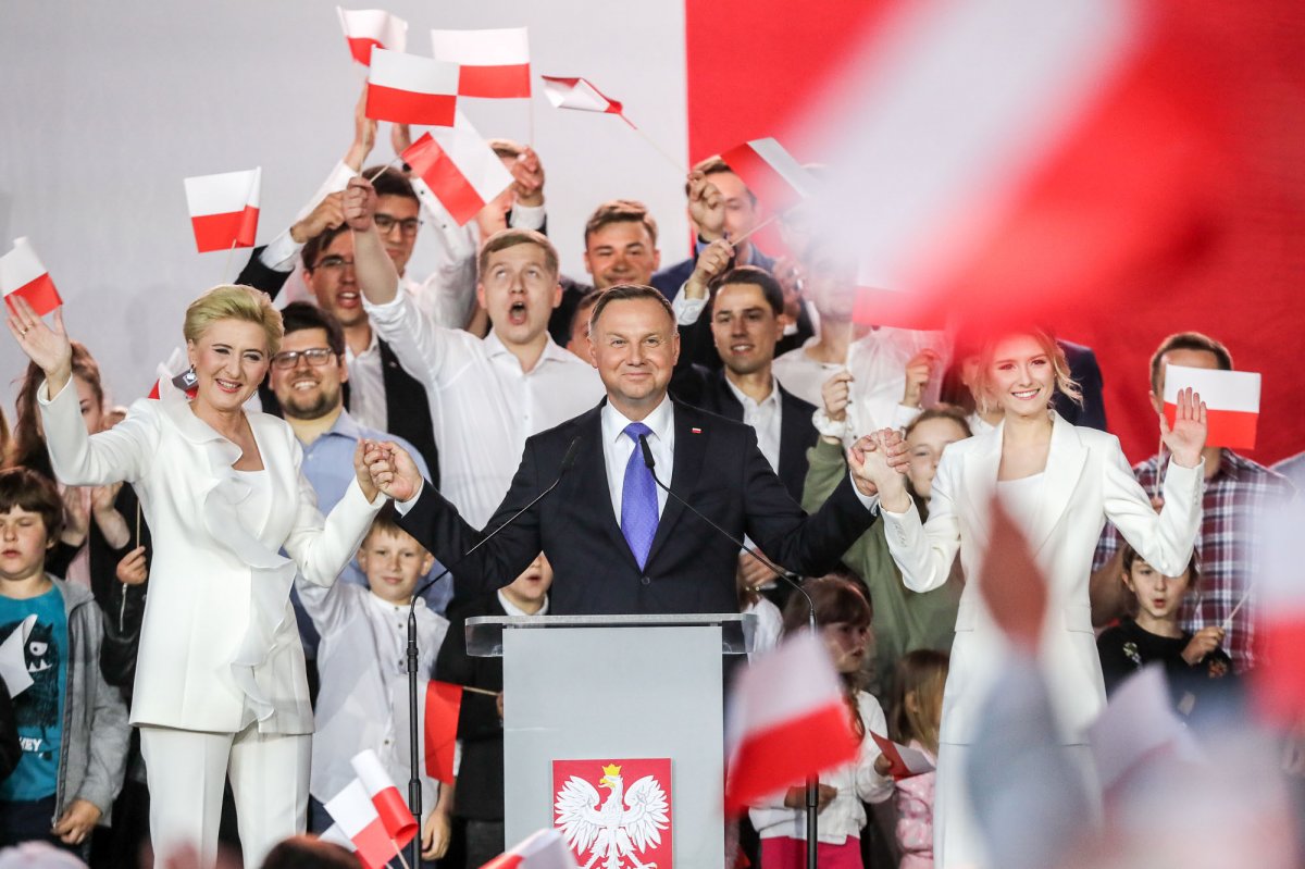Andrzej Duda nyerte a választást a szavazatok szinte teljes összesítése szerint