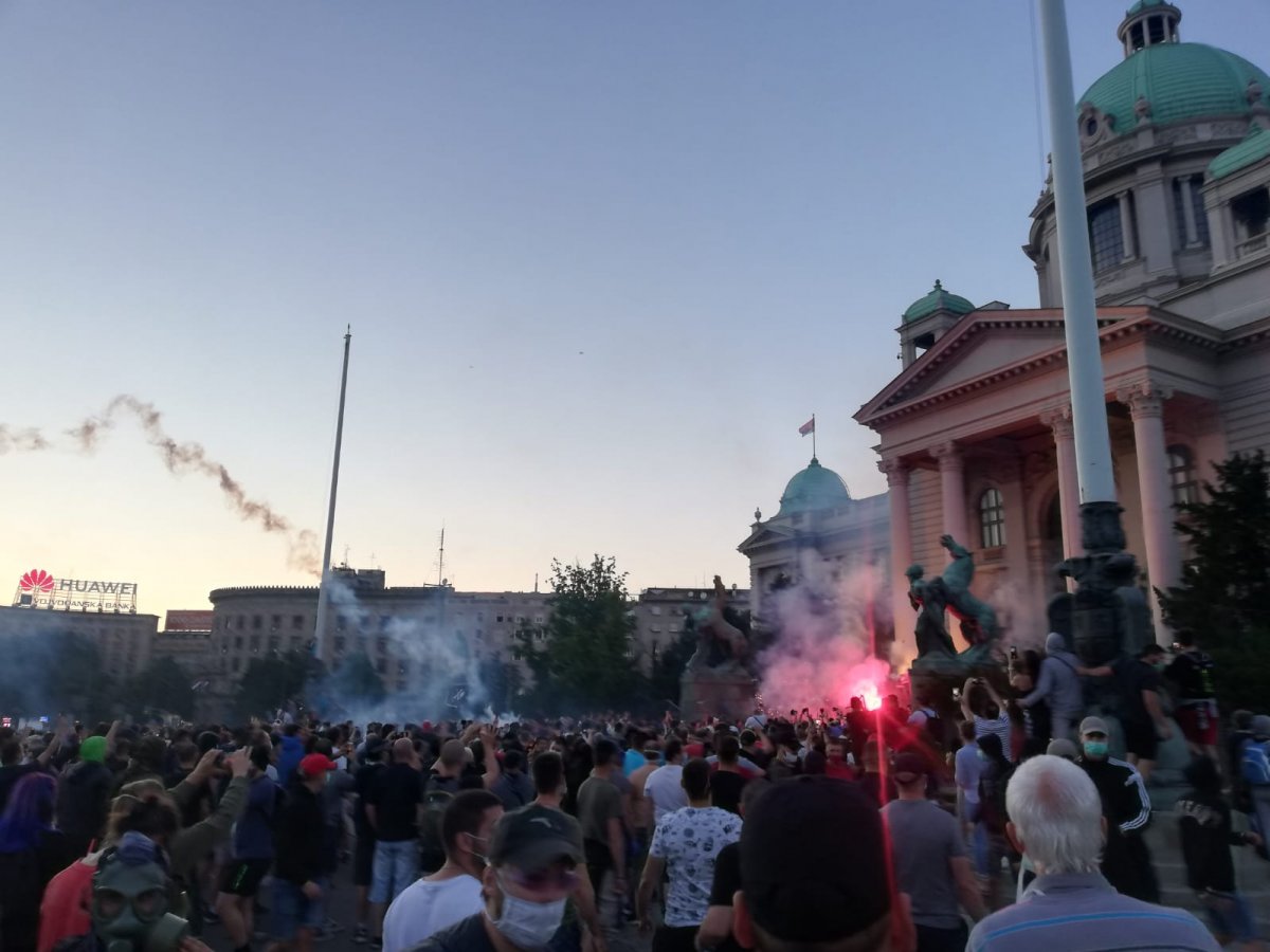 Ismét erőszakos tiltakozás alakult ki Belgrádban, nem lesz kijárási tilalom
