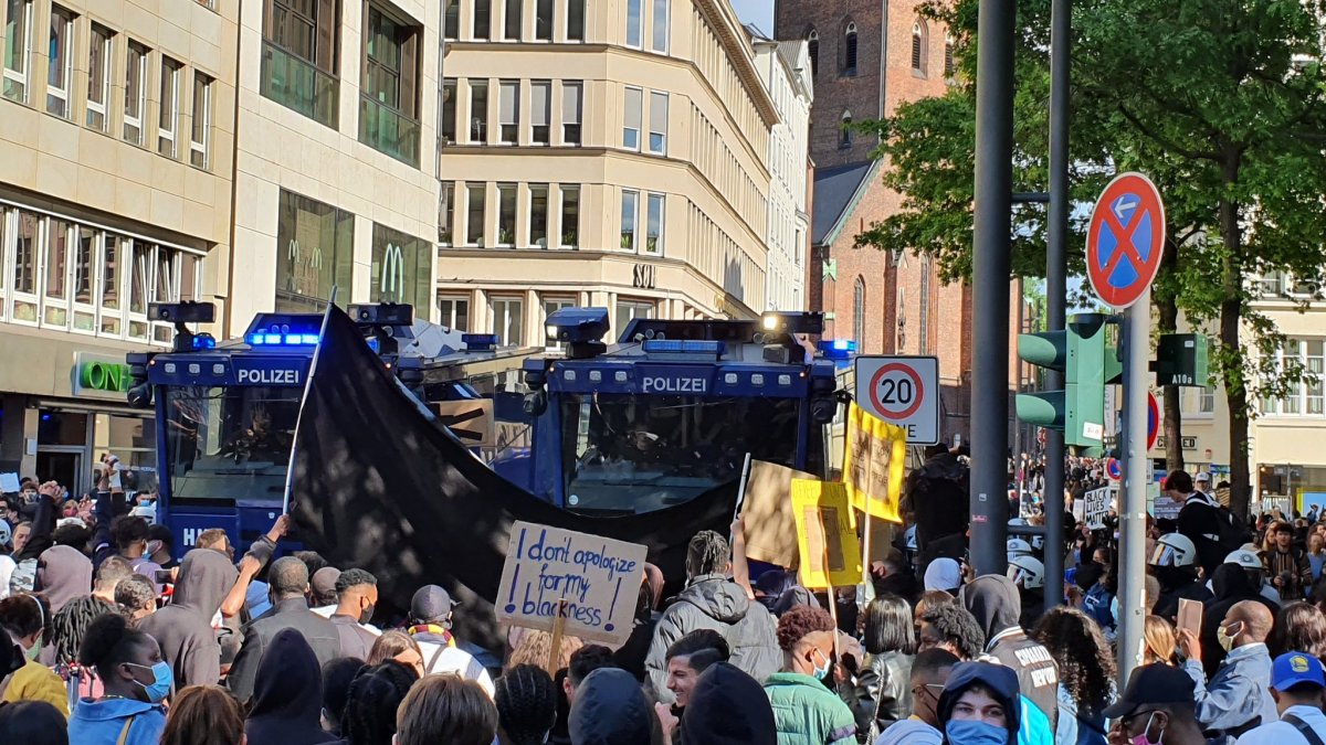 „F..k the police” – Őrizetbe vettek csaknem 100 embert egy berlini tüntetés után