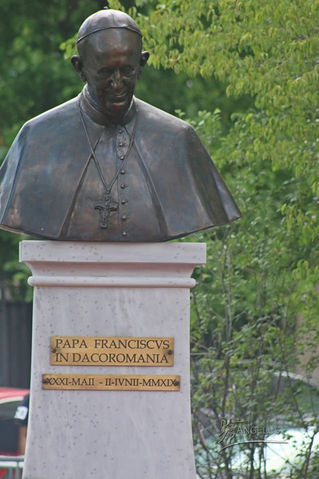 Szobor Ferenc pápa „dákoromániai” látogatása emlékére