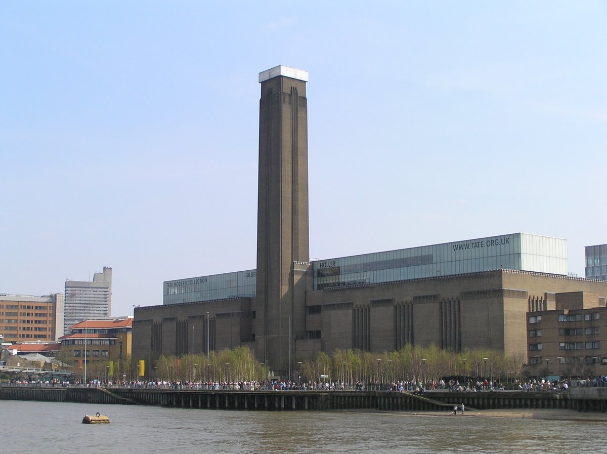 Életfogytiglant kapott a brit tinédzser, aki ledobott egy gyereket a Tate Modern tetejéről