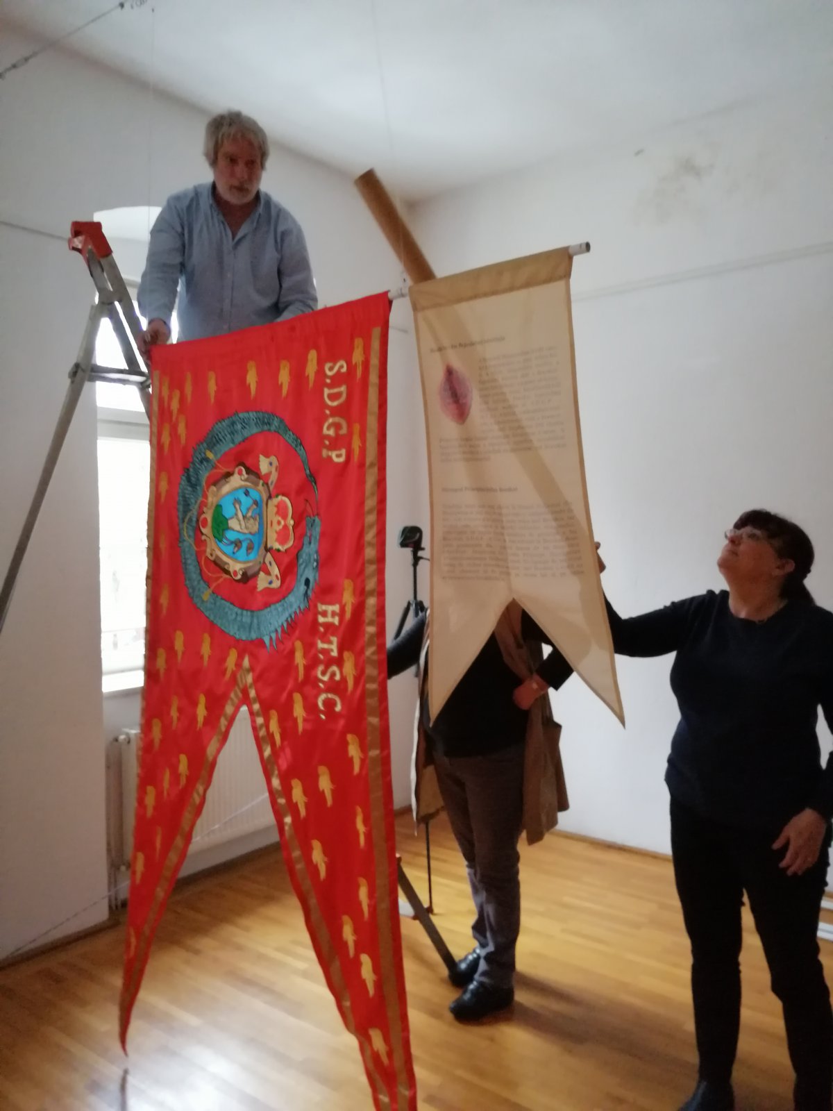 Történelmi zászlósort bemutató kiállítás nyílt a sepsiszentgyörgyi Lábasházban