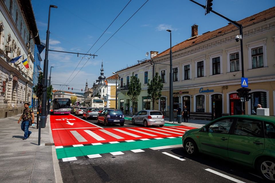Kolozsvár: szemet gyönyörködtető színkombináció a felújított Wesselényi utcában