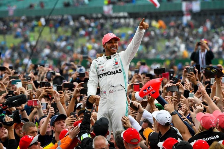 A „három keréken” célba érkező Lewis Hamilton nyerte a Brit Nagydíjat