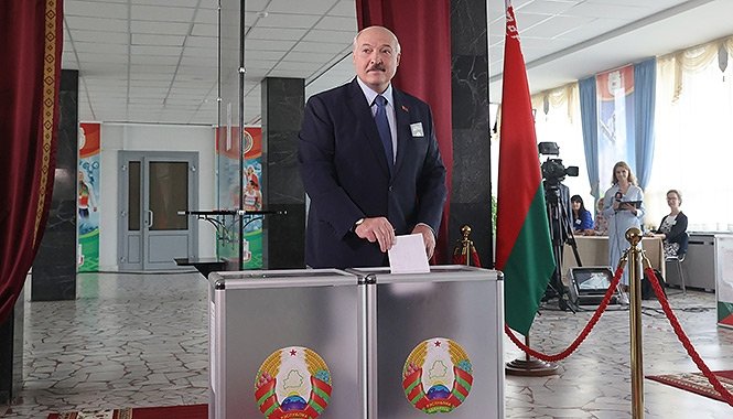 Lukasenka elsöprő győzelmet aratott Fehéroroszországban, de tüntető ellenzéke nem hisz a hivatalos adatoknak