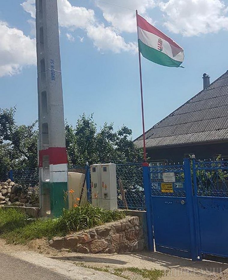 Szúrja egyes helyi lakosok szemét a magánterületen kitűzött magyar zászló Réven