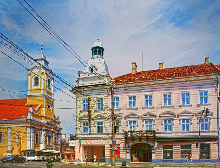 Rosszallja a román sajtó, hogy a Sapientia Alapítvány vásárolta meg a Kolozsvár főterén álló Melody szállót