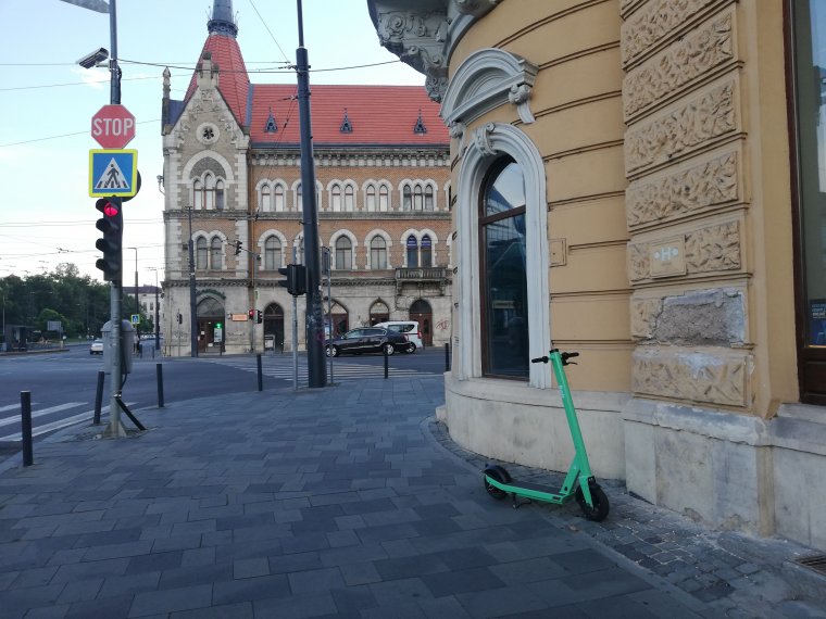 Bírság jár a szanaszét hagyott elektromos rollerekért Kolozsváron