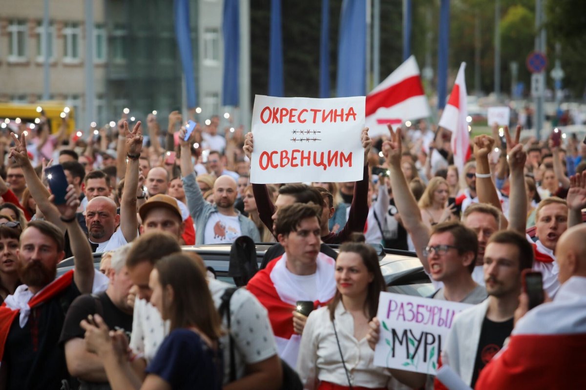 Ismét tízezrek tüntettek Minszkben, vízágyút is bevetett a rendőrség