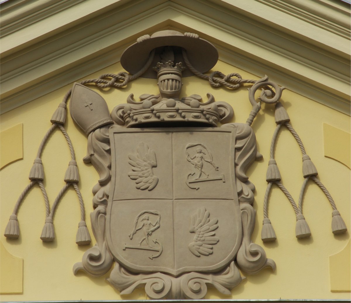 Megkoronázott helyreállítás: visszakerült a címer a váradi püspöki palotára