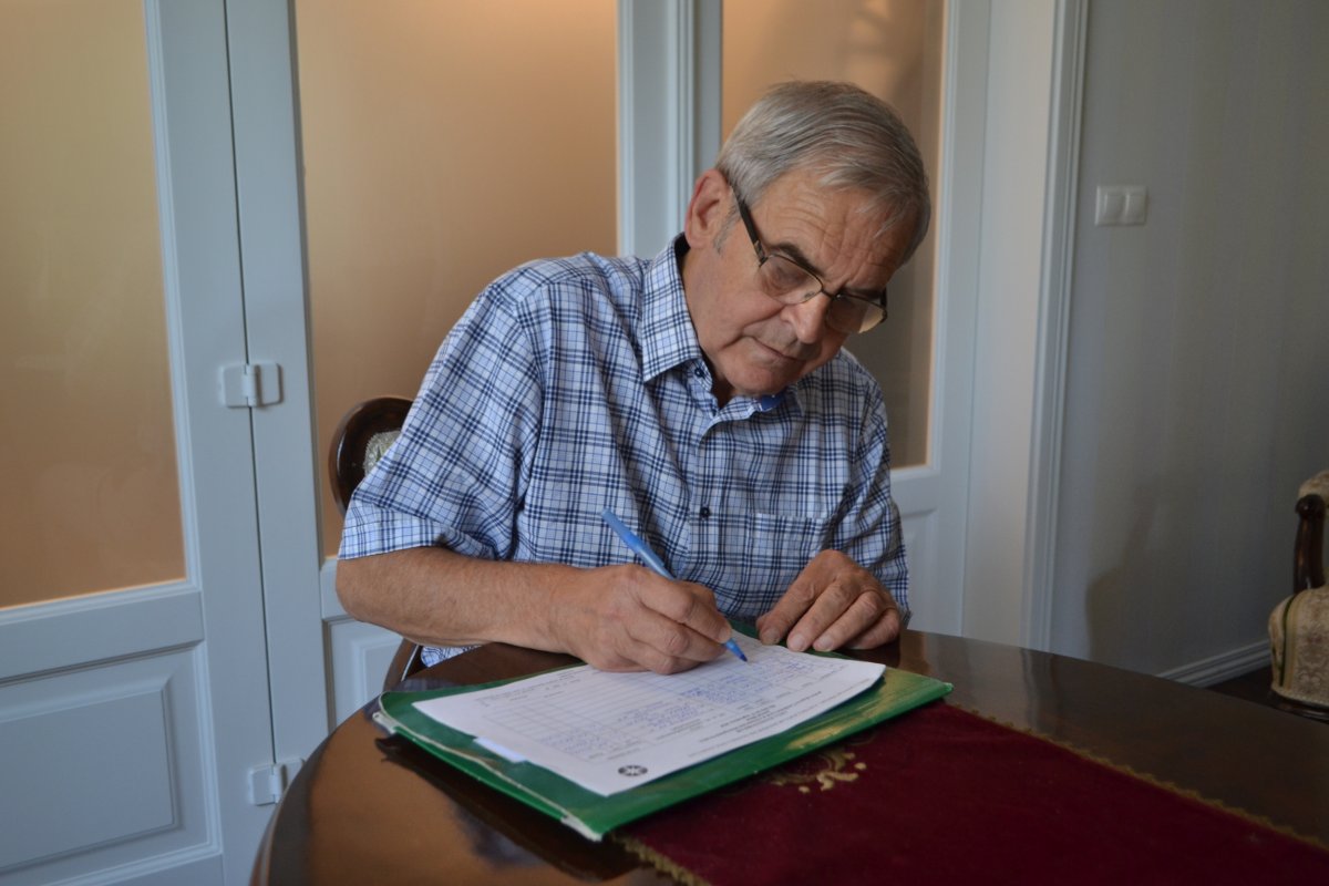 Tőkés aláírt az EMNP-nek, és cáfolta a Nagyváradról való elköltözéséről terjengő híreket