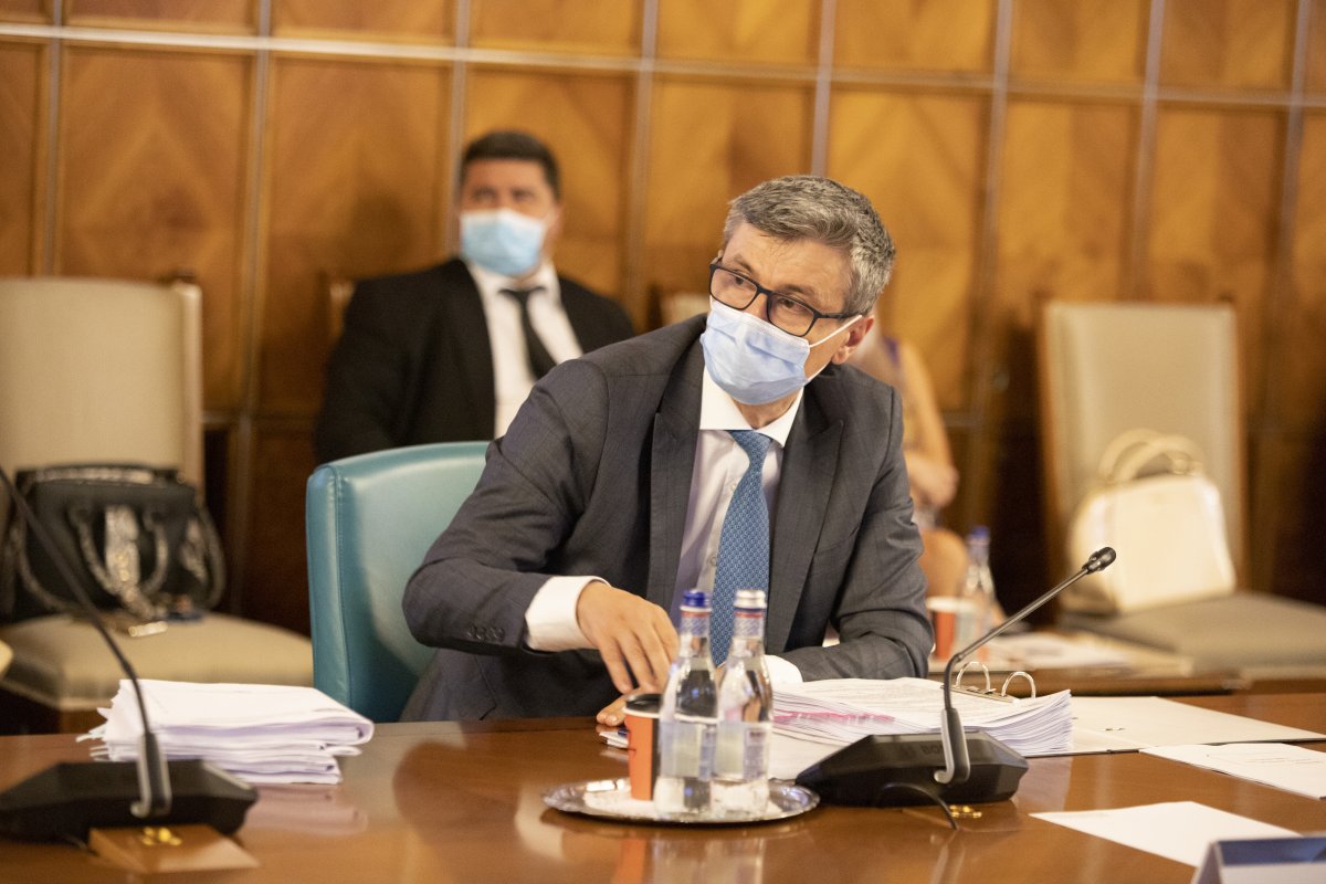 Begyűrűzött a koronavírus a bukaresti kormányba: pozitív lett a gazdasági miniszter tesztje