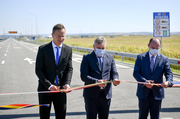 Közös siker: átadták a Magyarország és Románia közötti második autópálya-határátkelőhelyet