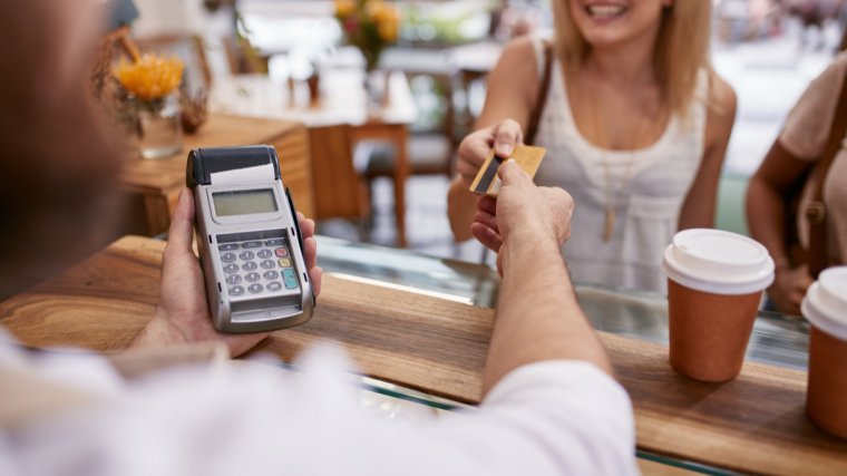 Változó bankolási szokások: egyre többen fizetnek kártyával vagy okostelefonnal