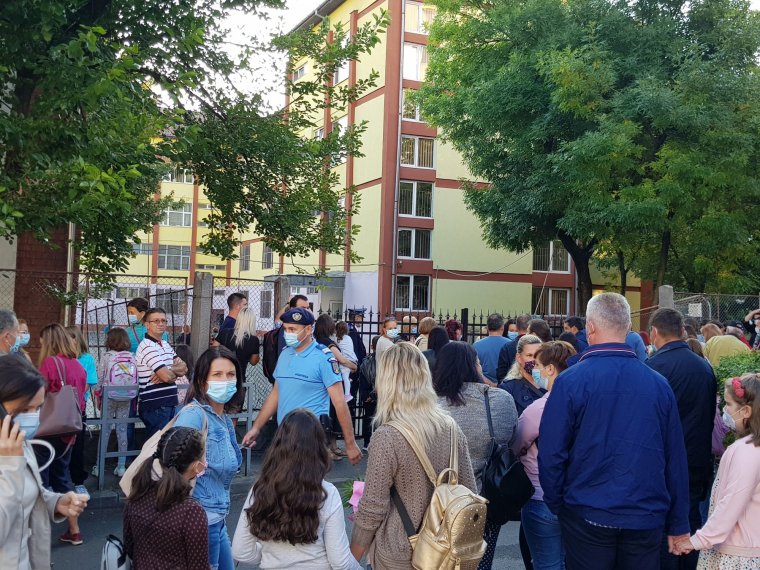 Rendkívüli módon indult a tanév, tömegbe verődött szülők az iskolák előtt, máris van fertőzött magyar diák Kolozs megyében