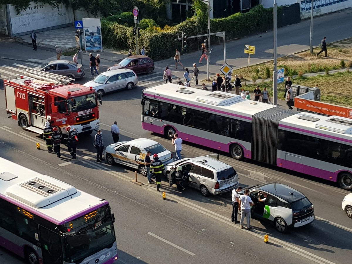 Láncbaleset Kolozsváron, az egyik járművezetőt mentő szállította el