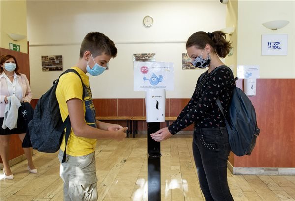 Magyarországon 300 fölött a fertőzöttek száma, Szijjártó szerint elengedhetetlenek a korlátozások
