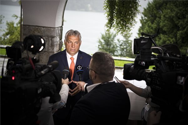 Orbán Viktor: Európa bajban van, de a V4 és a térség gazdasága sikertörténetet ígér