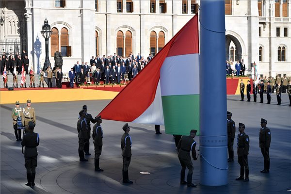 Államalapítás ünnepe: felvonták a nemzeti lobogót a magyar parlament előtt