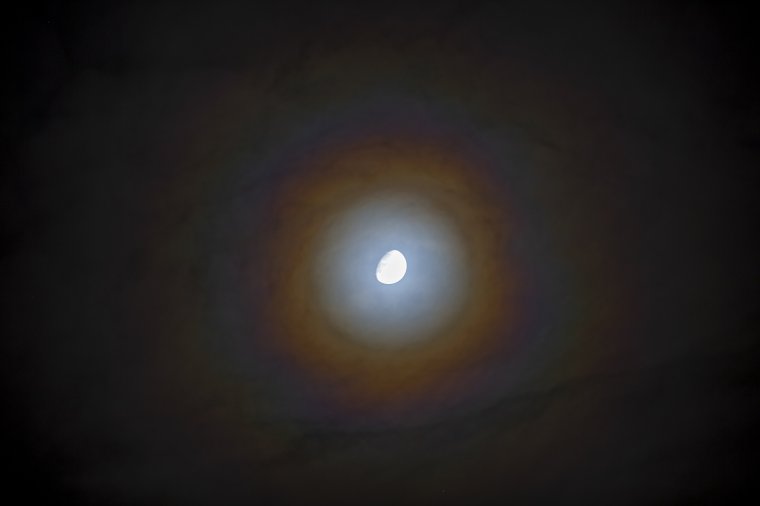 Képen a Hold körüli halojelenség