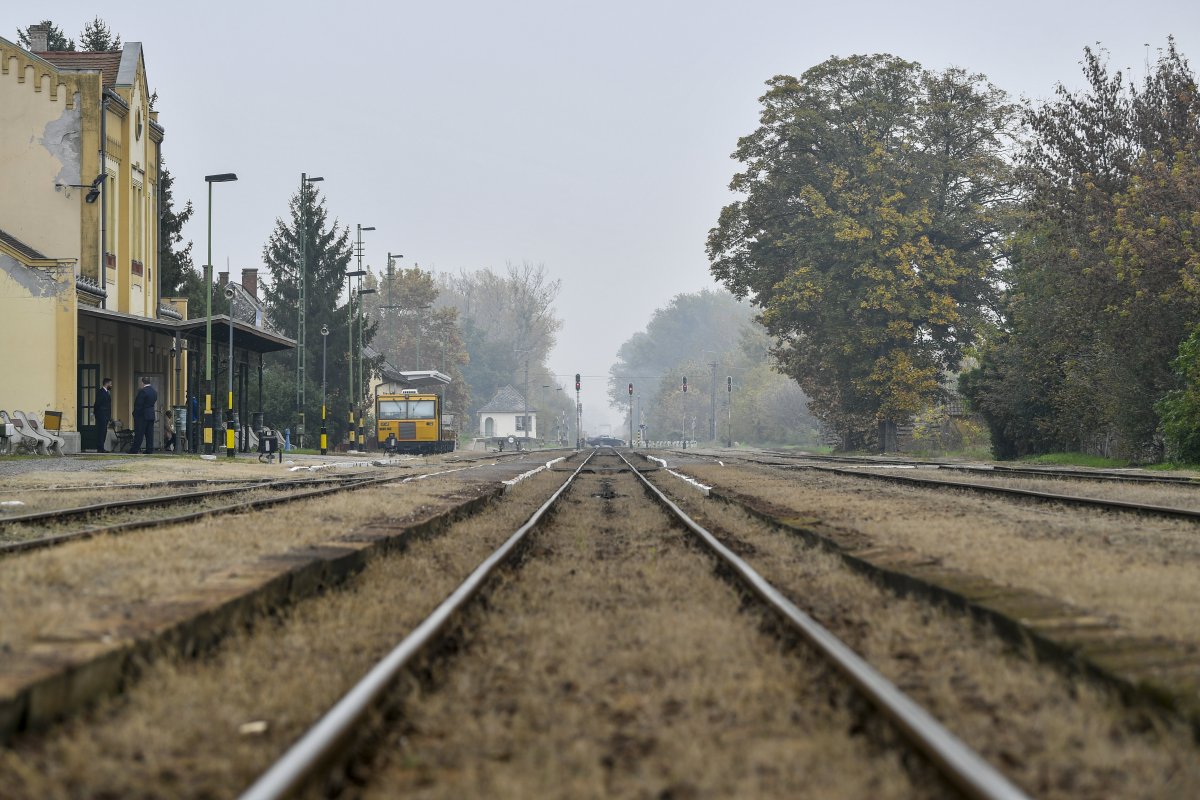 Vége a kényszerpihenőnek, korszerűsítik az Erdélybe vezető magyarországi vasútvonalat