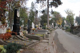 Örök nyugalomra helyezték Veress Zoltán és Veress Telegdi Magda íróházaspár hamvait a kolozsvári Házsongárdi temetőben