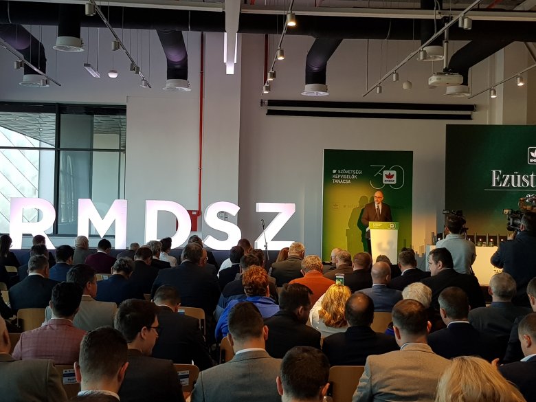 Magyar–magyar versenyt hozó helyhatósági és előre hozott parlamenti választásra készül az RMDSZ