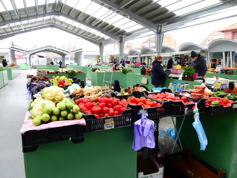 Eltűnhetnek az erdélyi zöldségek a piacokról, a helyi termékek védelmét sürgetik a gazdák és a szakemberek