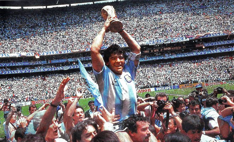 FRISSÍTVE – Elhunyt Diego Armando Maradona, a futballtörténelem egyik legjobbja