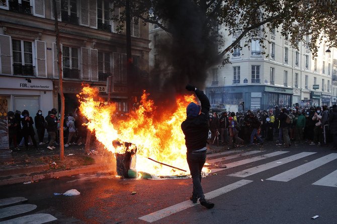 Tilos lesz rendőrt fotózni? Gyújtogatásokba, összecsapásokba torkolltak a tiltakozások Párizsban