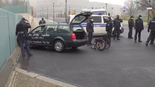 „Átkozott gyermek- és idősgyilkosok”: belehajtott egy autó a berlini kancellári hivatal zárt főkapujába