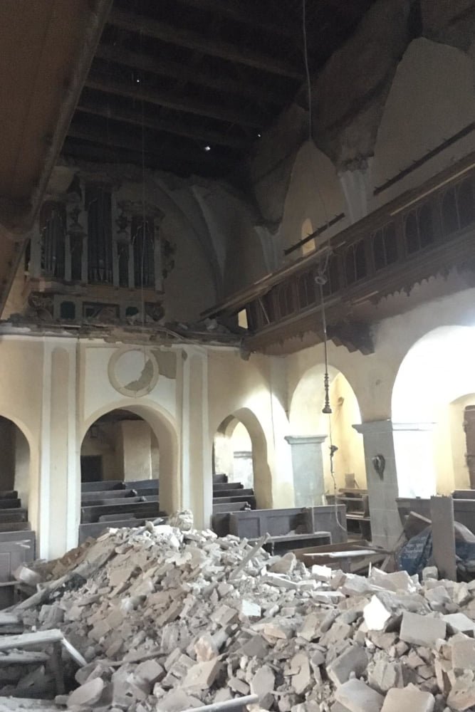 Bürokrácia miatt károsult a műemlék: beszakadt a Szeben megyei Alcina középkori templomának mennyezete