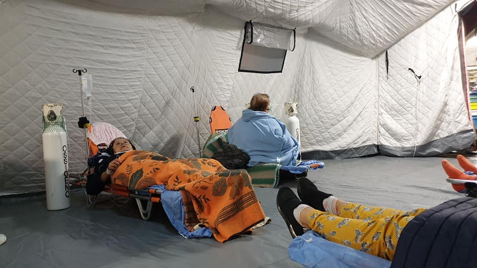 Folyosón, sátorban kötik oxigénre a súlyos koronavírusos betegeket Bukarestben