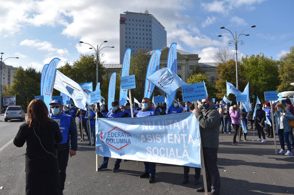 Ötvenezren fizetés nélkül: tüntetnek, lemondást követelnek a „hátrányos helyzetű” szociális munkások