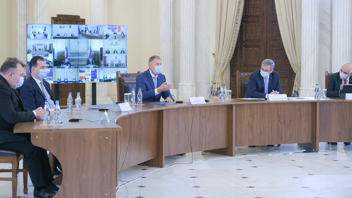 Határozott, „pánikkeltésmentes” fellépést vár a prefektusoktól Iohannis a korlátozások betartatása érdekében