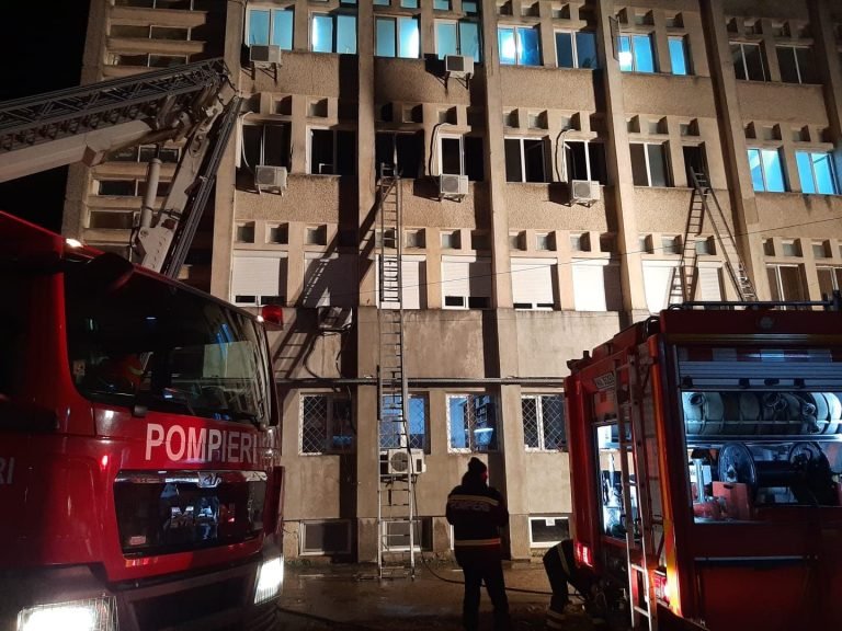 Tűz ütött ki a Piatra Neamţ-i megyei kórház intenzív osztályán, tíz beteg meghalt