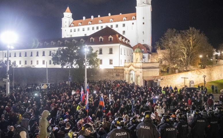 Több ezren tüntettek Szlovákiában a járványügyi intézkedések ellen