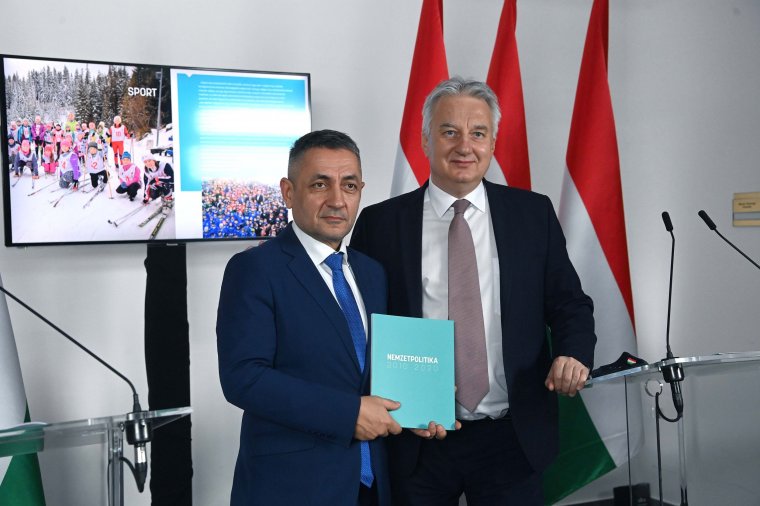 „A semmiből kellett újraépíteni” – A magyar nemzetpolitika elmúlt tíz évéről szóló kötetet mutattak be Budapesten